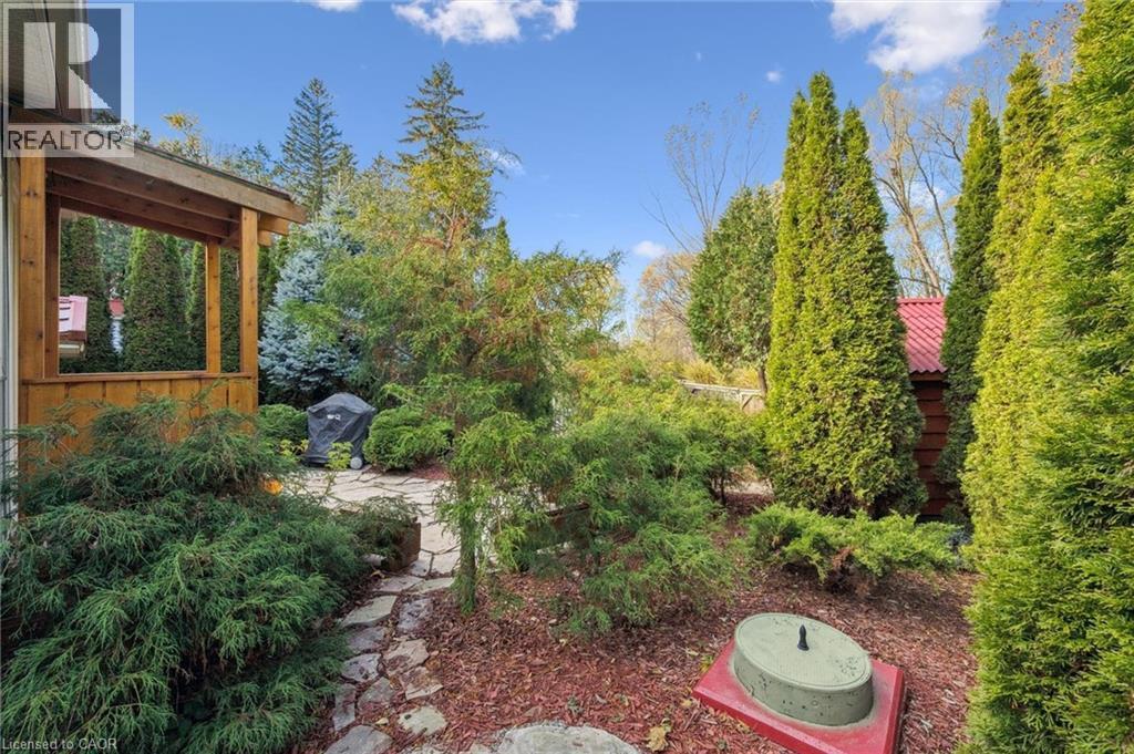 32 Holly Trail, Puslinch, ON - Outdoor