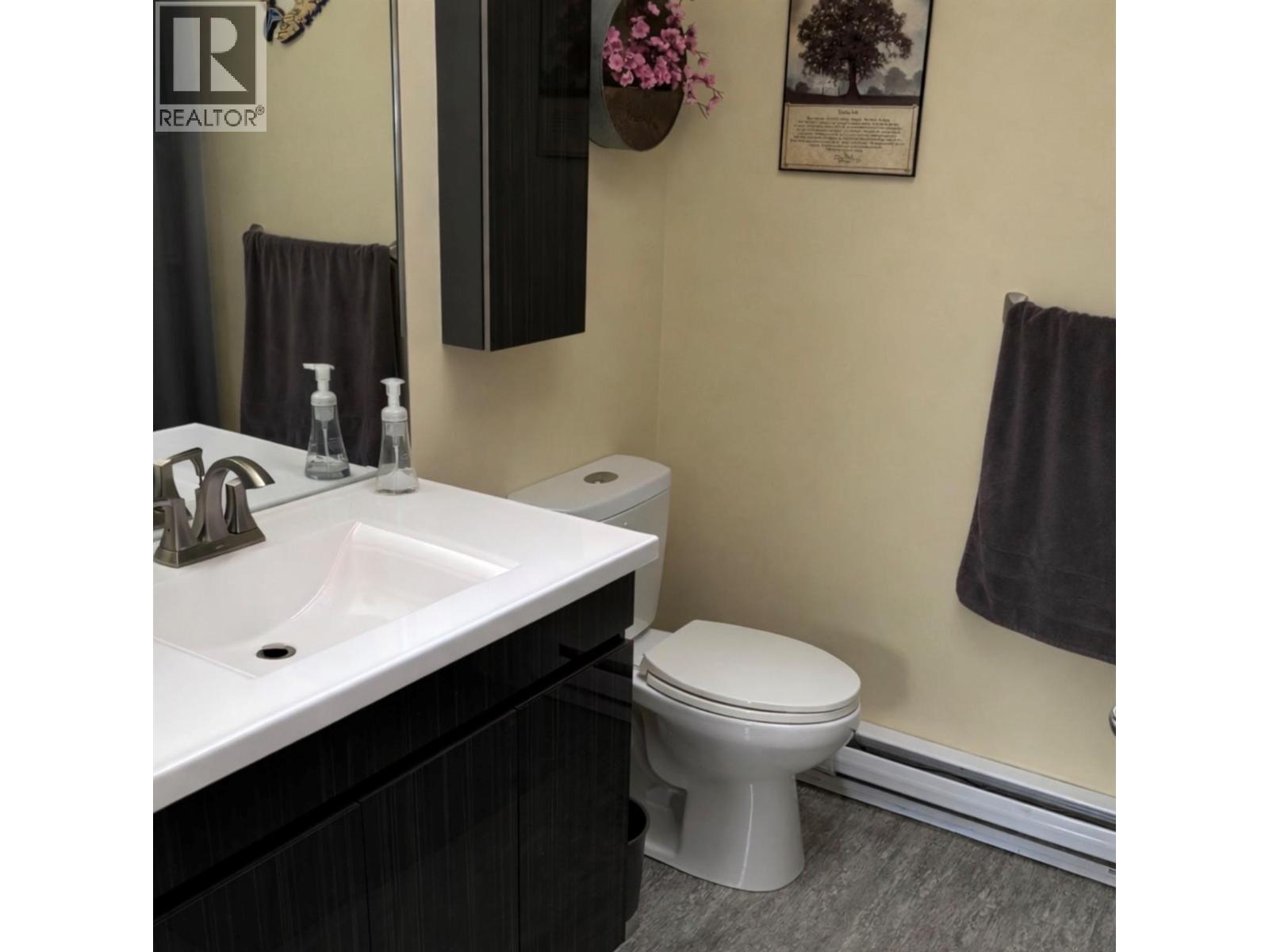 2052 Atkinson Street, Penticton, BC - Indoor Photo Showing Bathroom