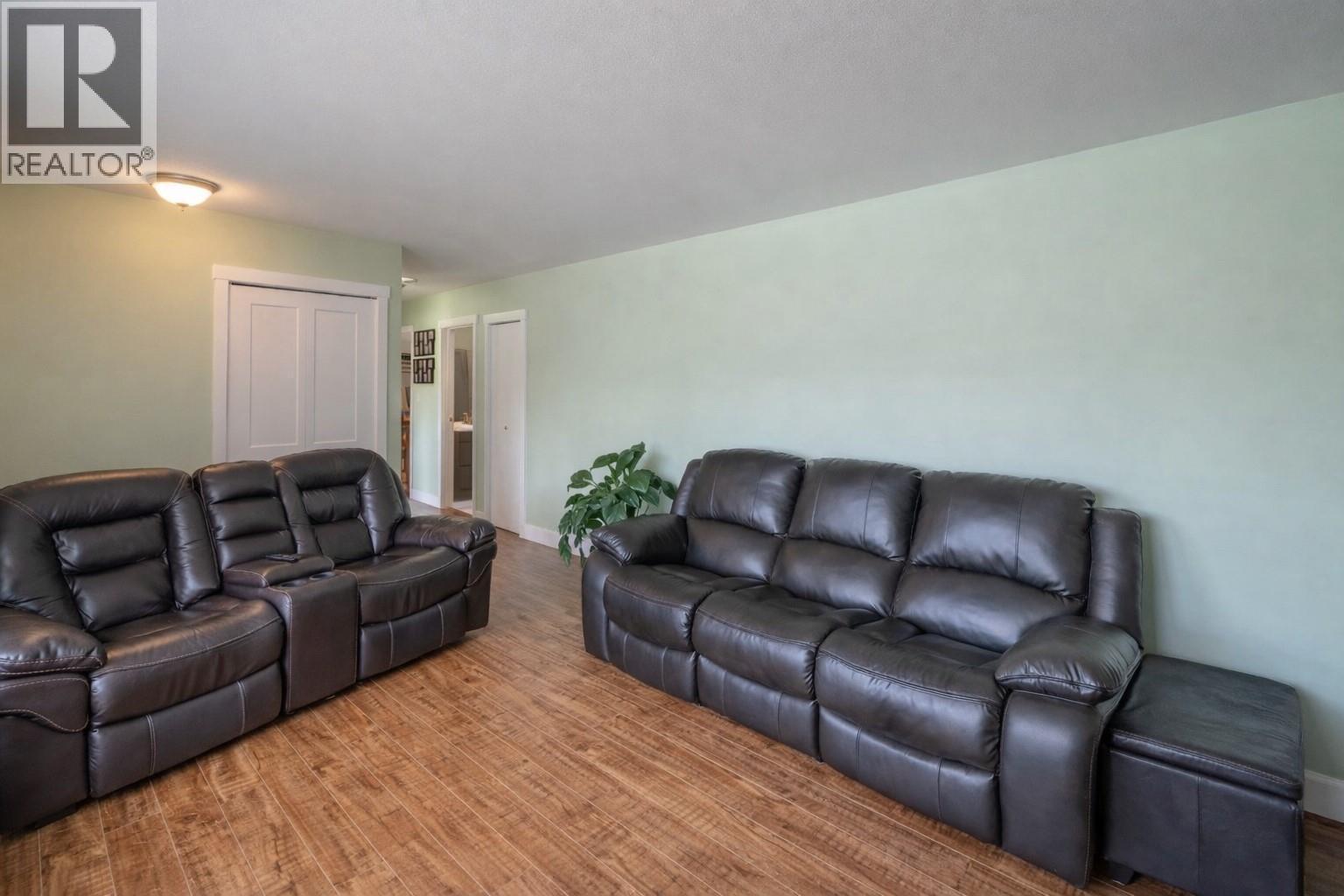 2052 Atkinson Street, Penticton, BC - Indoor Photo Showing Living Room