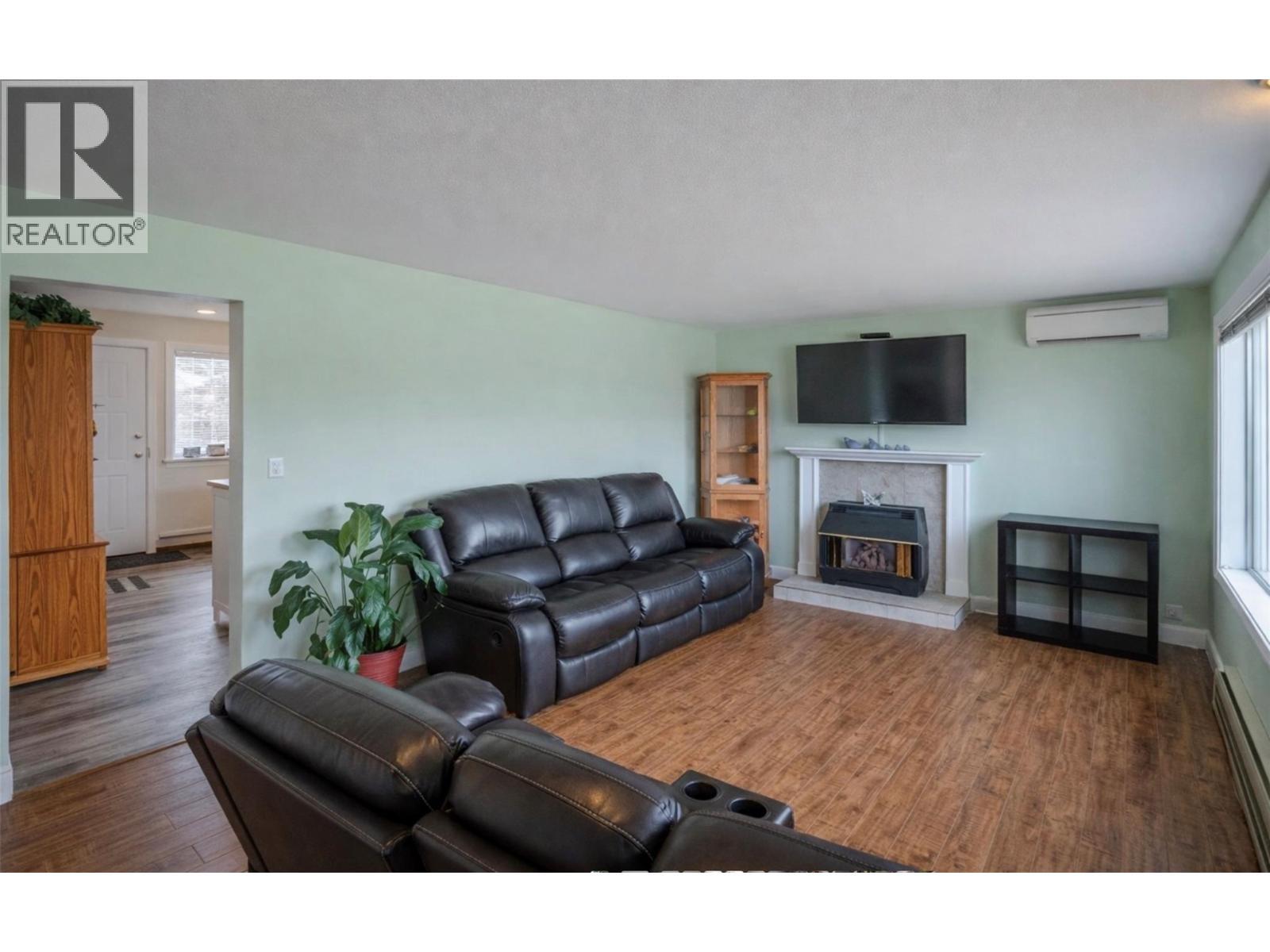 2052 Atkinson Street, Penticton, BC - Indoor Photo Showing Living Room With Fireplace