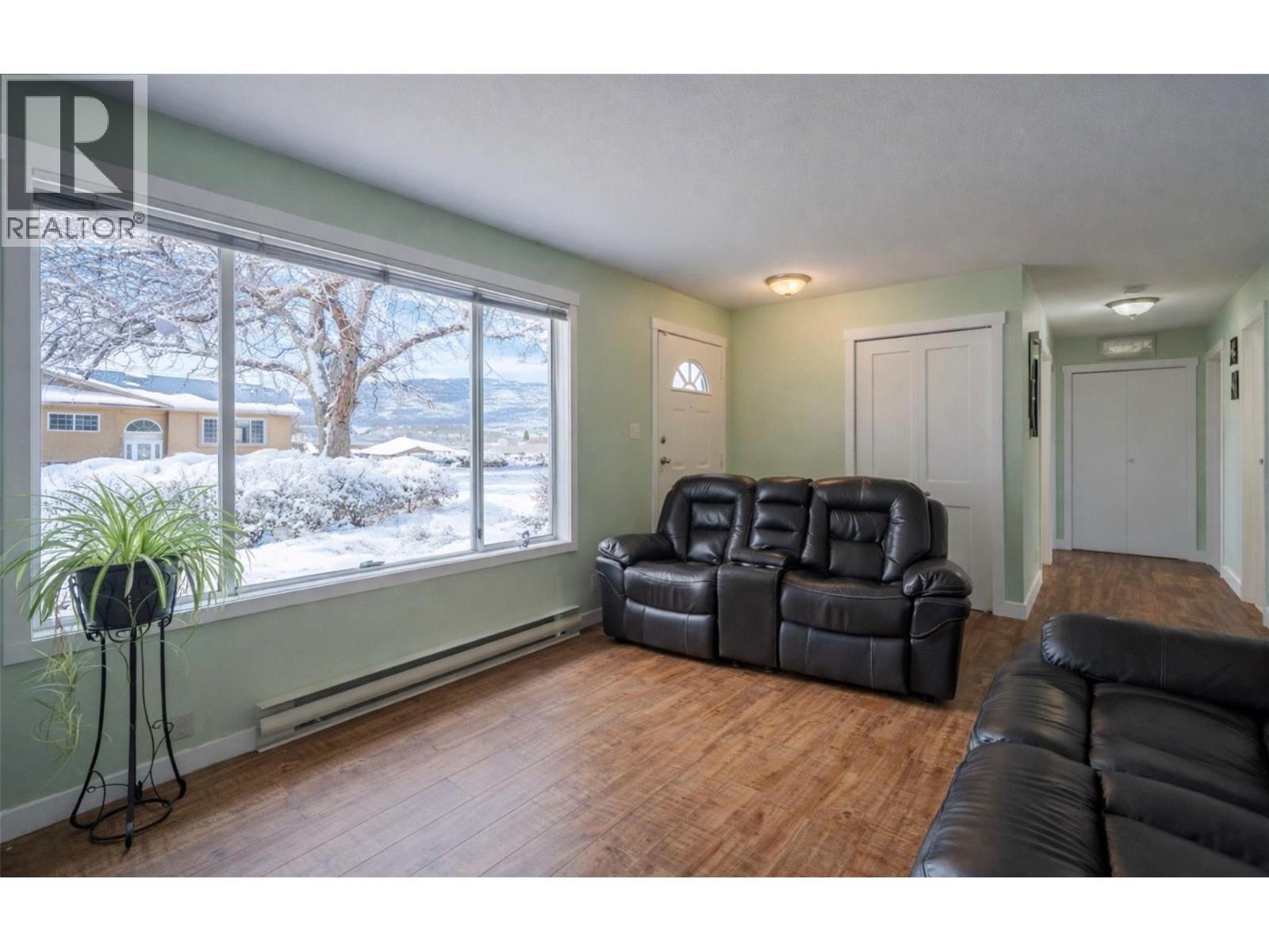 2052 Atkinson Street, Penticton, BC - Indoor Photo Showing Living Room