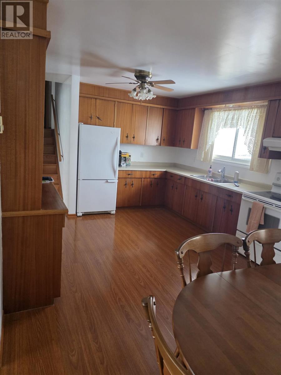 611 Brunswick Ave, Sault Ste. Marie, ON - Indoor Photo Showing Kitchen