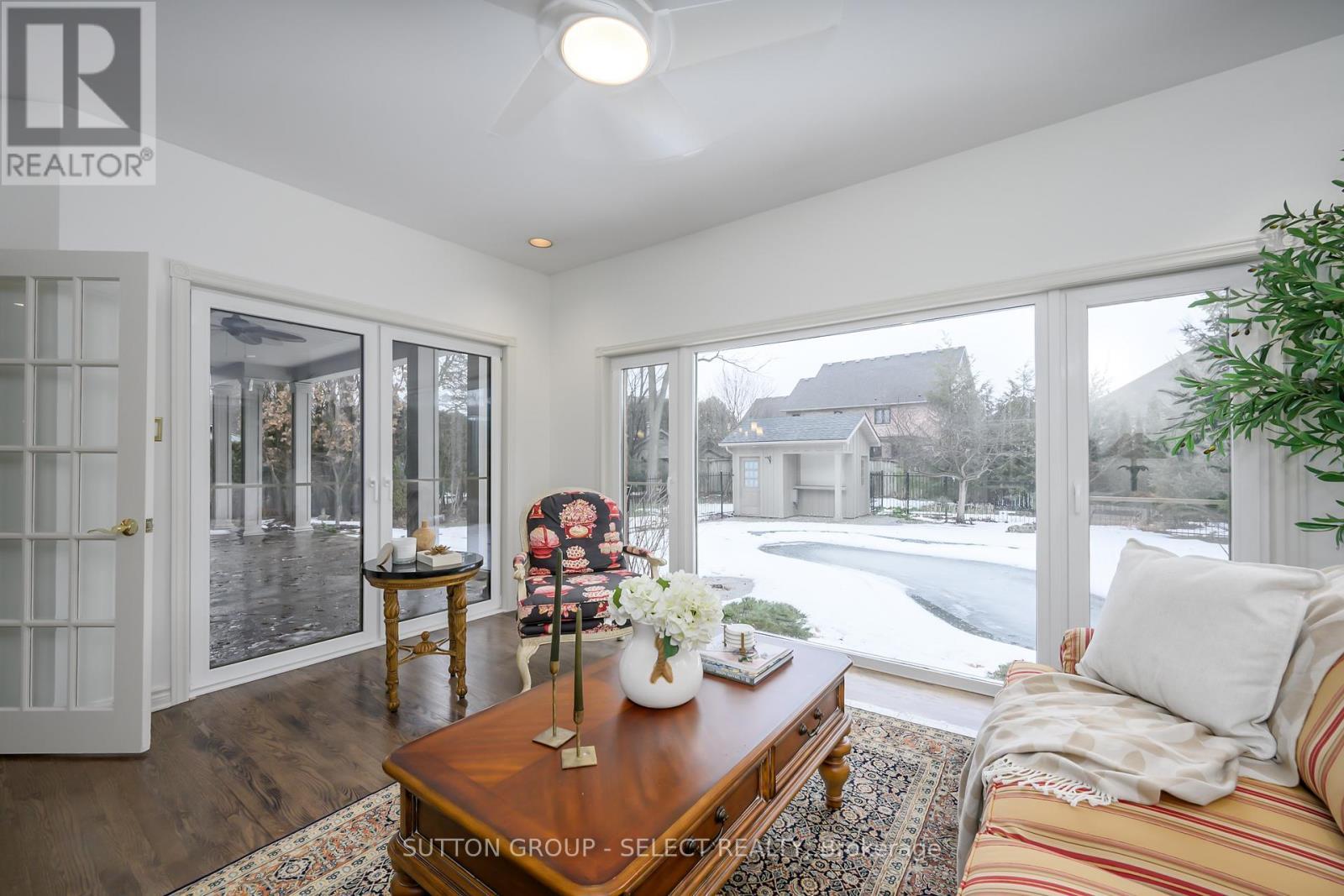 95 Highland Woods Court, London South (South P), ON - Indoor Photo Showing Living Room