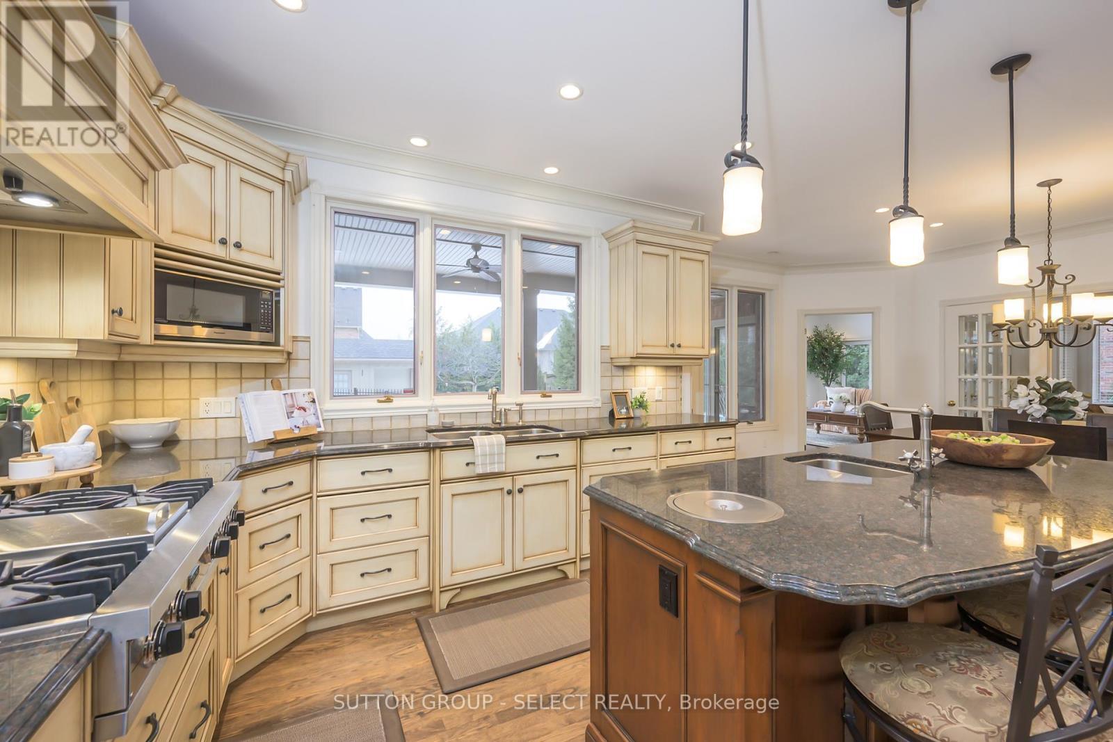 95 Highland Woods Court, London South (South P), ON - Indoor Photo Showing Kitchen With Double Sink With Upgraded Kitchen