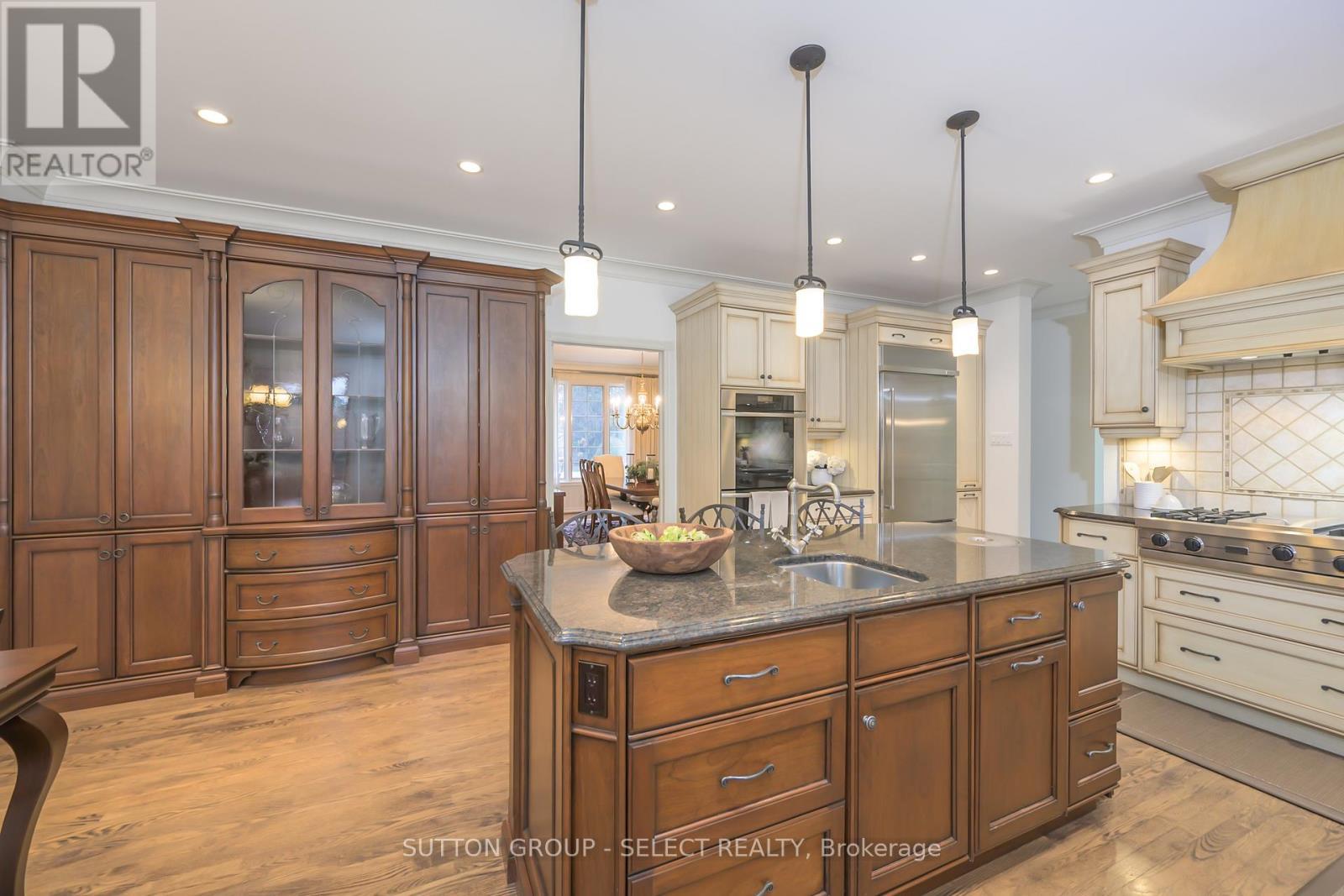 95 Highland Woods Court, London South (South P), ON - Indoor Photo Showing Kitchen With Upgraded Kitchen