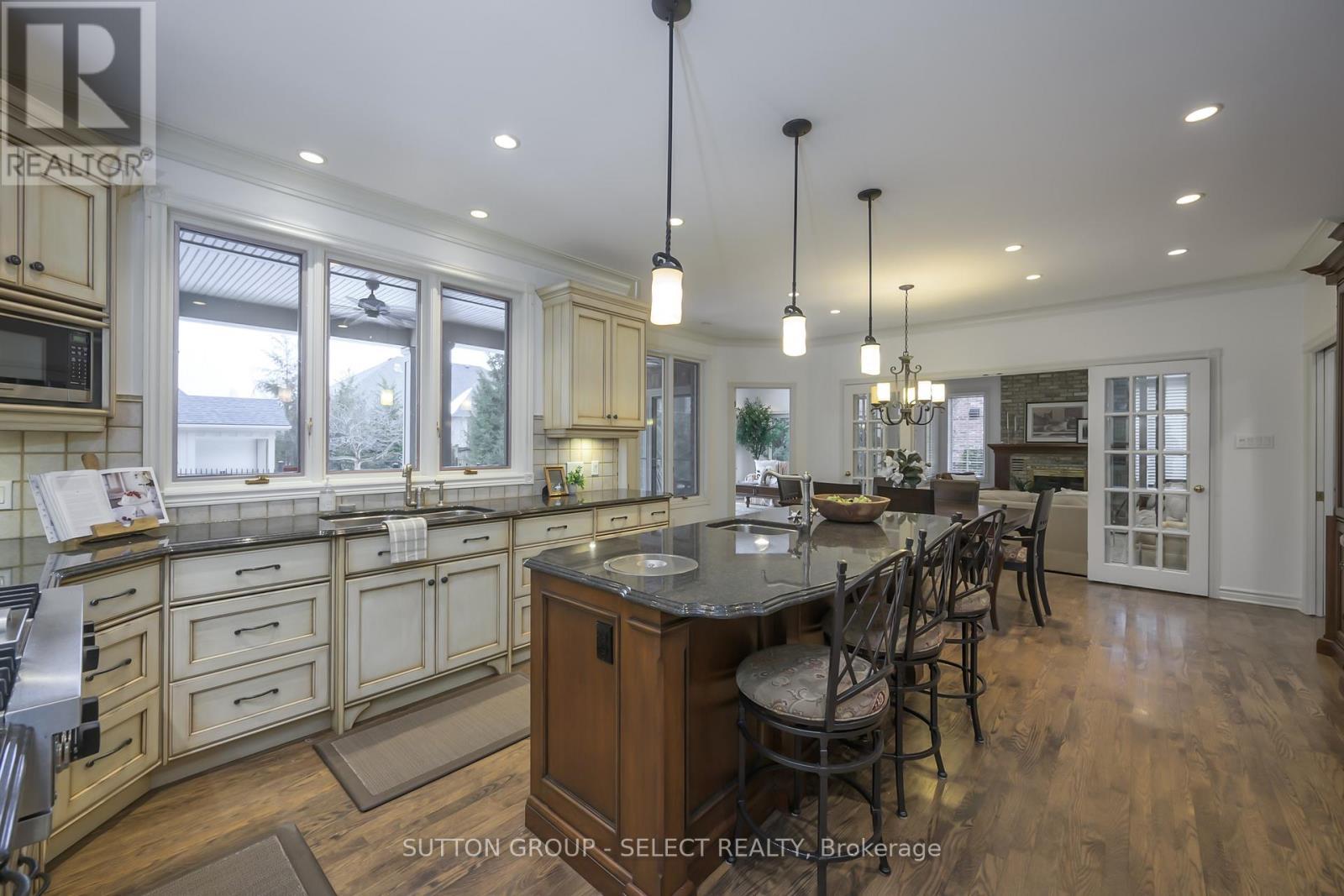 95 Highland Woods Court, London South (South P), ON - Indoor Photo Showing Kitchen With Upgraded Kitchen