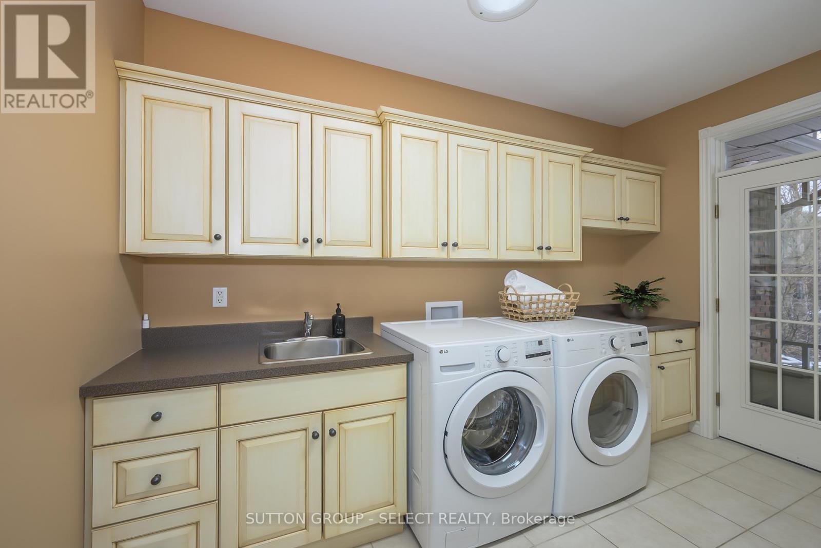 95 Highland Woods Court, London South (South P), ON - Indoor Photo Showing Laundry Room