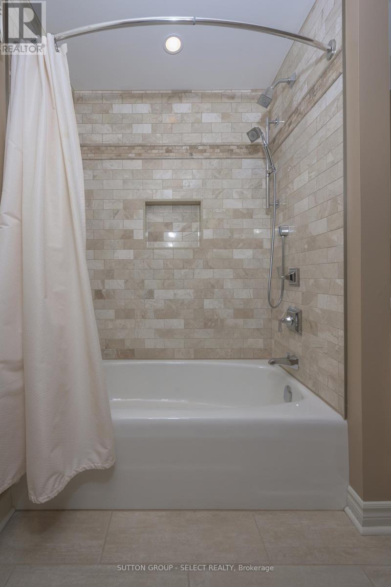 95 Highland Woods Court, London South (South P), ON - Indoor Photo Showing Bathroom