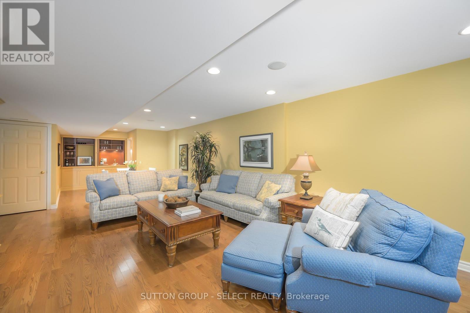 95 Highland Woods Court, London South (South P), ON - Indoor Photo Showing Living Room