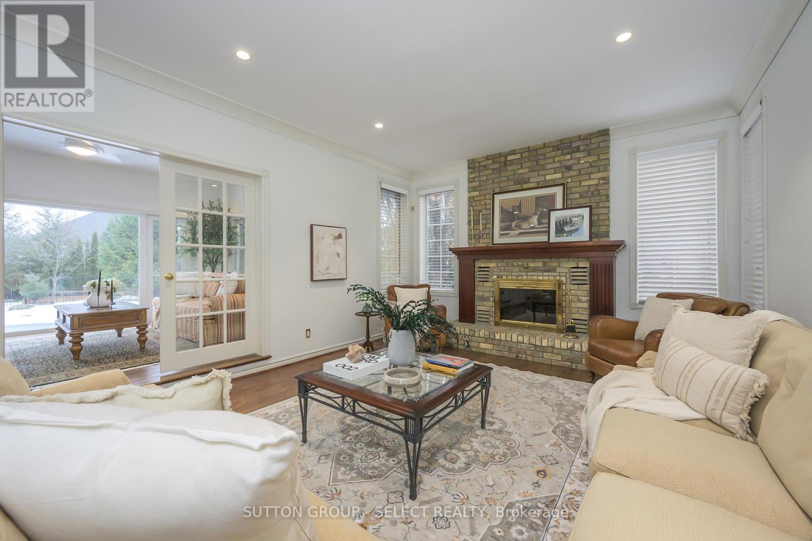95 Highland Woods Court, London South (South P), ON - Indoor Photo Showing Living Room With Fireplace