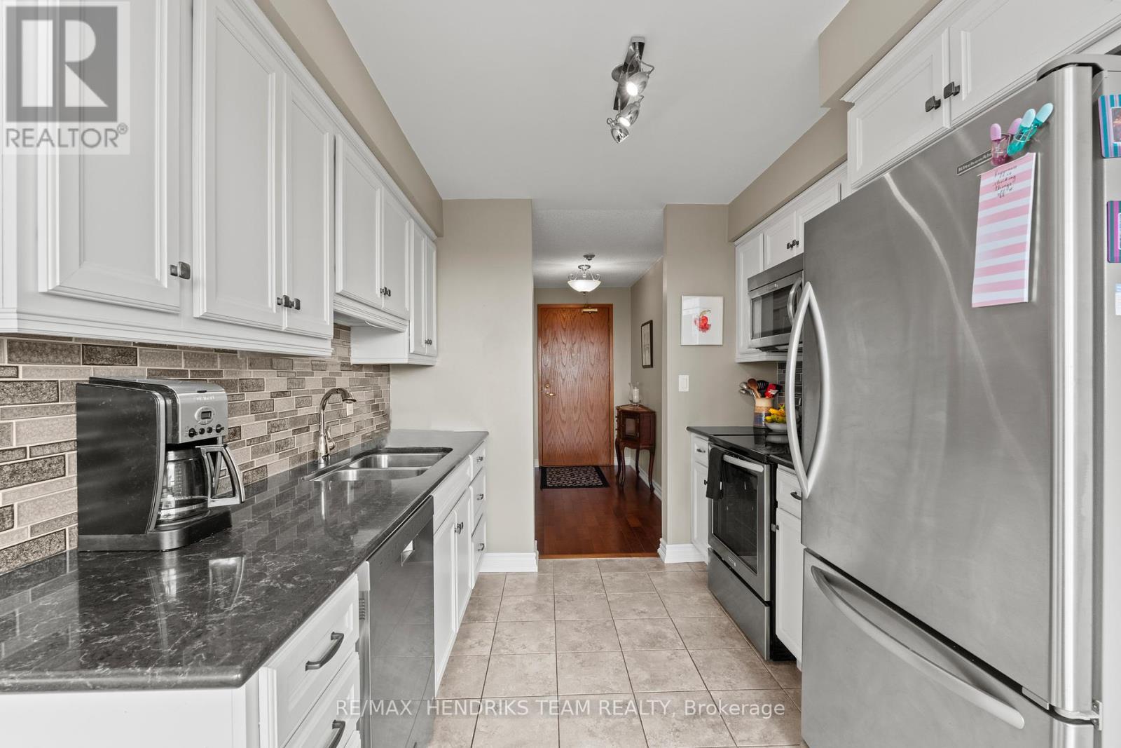 502 - 3 Towering Heights Boulevard, St. Catharines (Glendale/Glenridge), ON - Indoor Photo Showing Kitchen With Stainless Steel Kitchen With Double Sink With Upgraded Kitchen