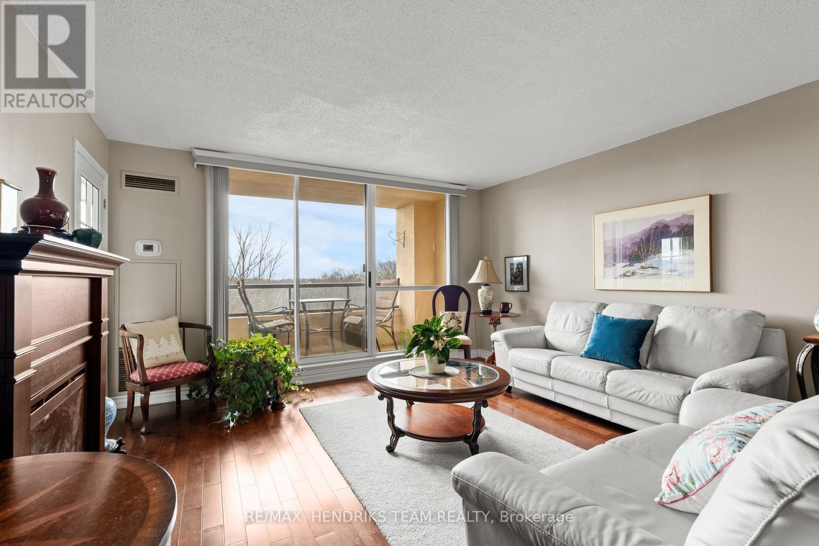 502 - 3 Towering Heights Boulevard, St. Catharines (Glendale/Glenridge), ON - Indoor Photo Showing Living Room