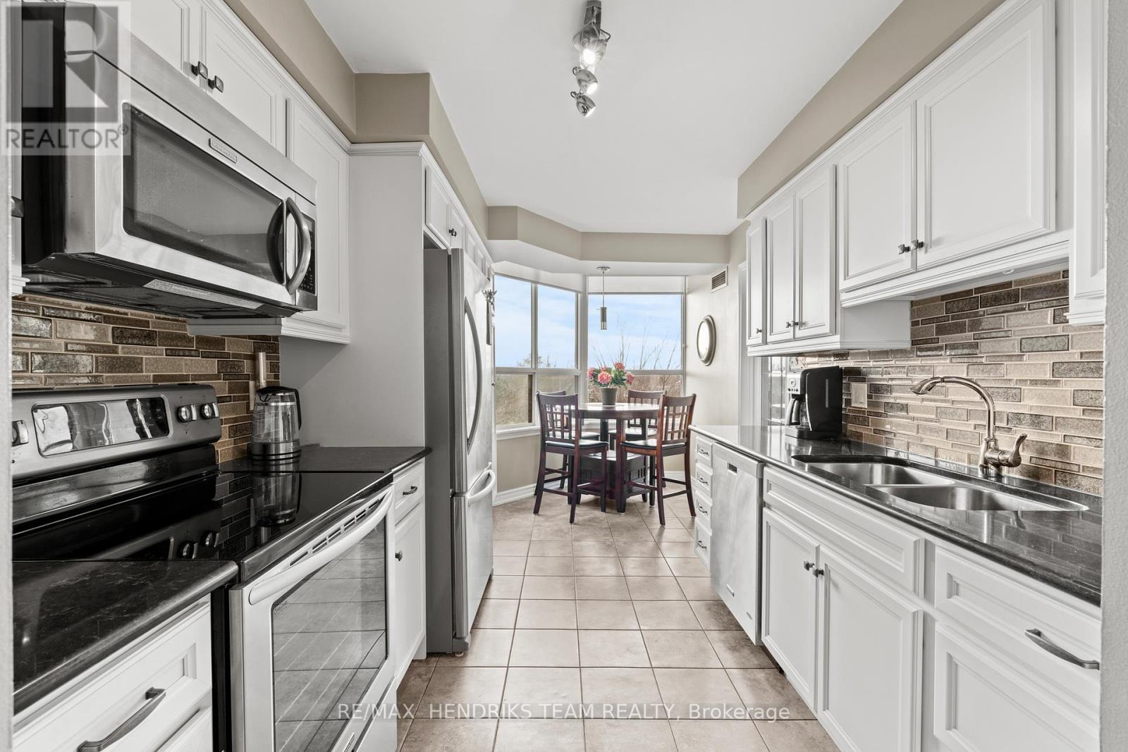502 - 3 Towering Heights Boulevard, St. Catharines (Glendale/Glenridge), ON - Indoor Photo Showing Kitchen With Stainless Steel Kitchen With Double Sink With Upgraded Kitchen