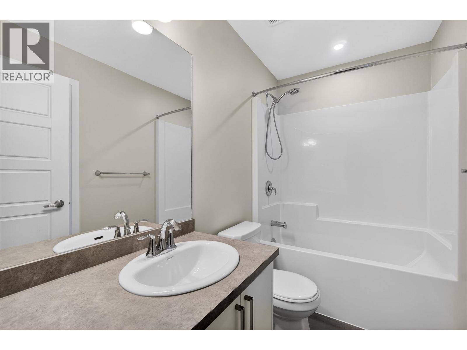 2081 11 Avenue Ne Unit# 4, Salmon Arm, BC - Indoor Photo Showing Bathroom
