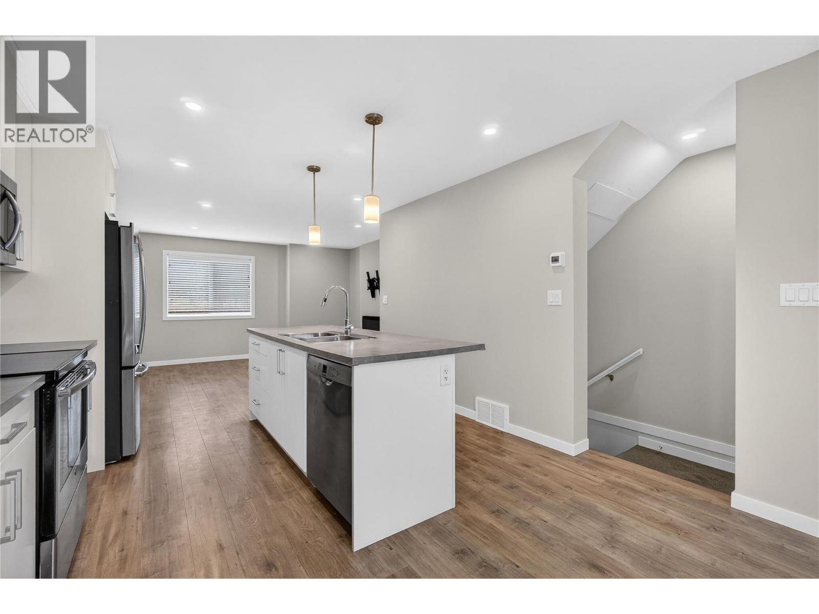 2081 11 Avenue Ne Unit# 4, Salmon Arm, BC - Indoor Photo Showing Kitchen With Upgraded Kitchen