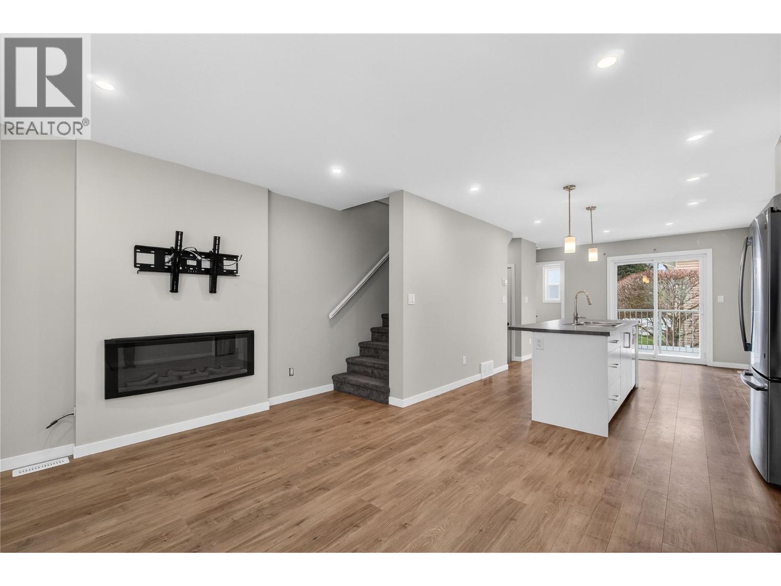 2081 11 Avenue Ne Unit# 4, Salmon Arm, BC - Indoor With Fireplace