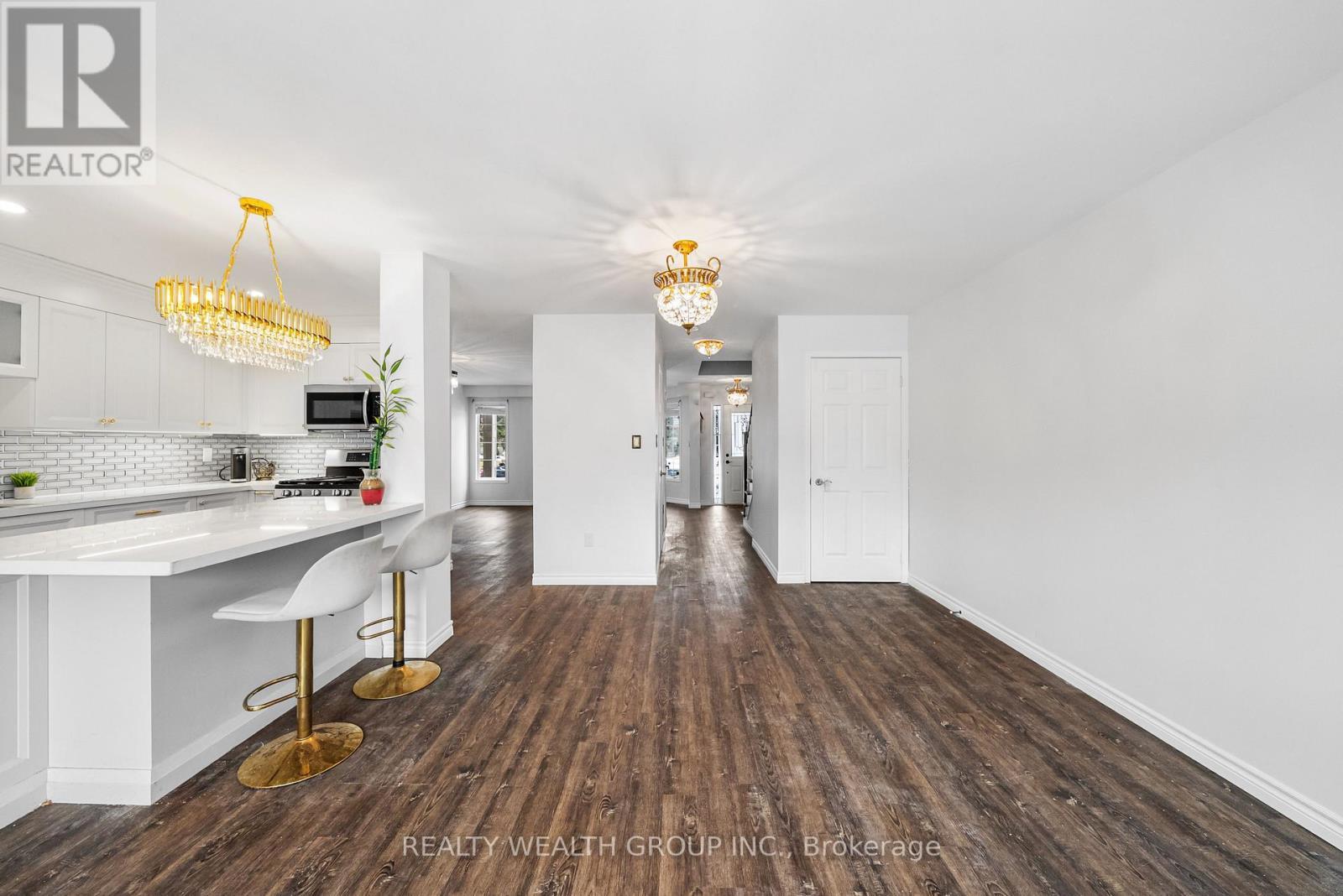 34 Castle Park Boulevard, Vaughan, ON - Indoor Photo Showing Kitchen With Upgraded Kitchen