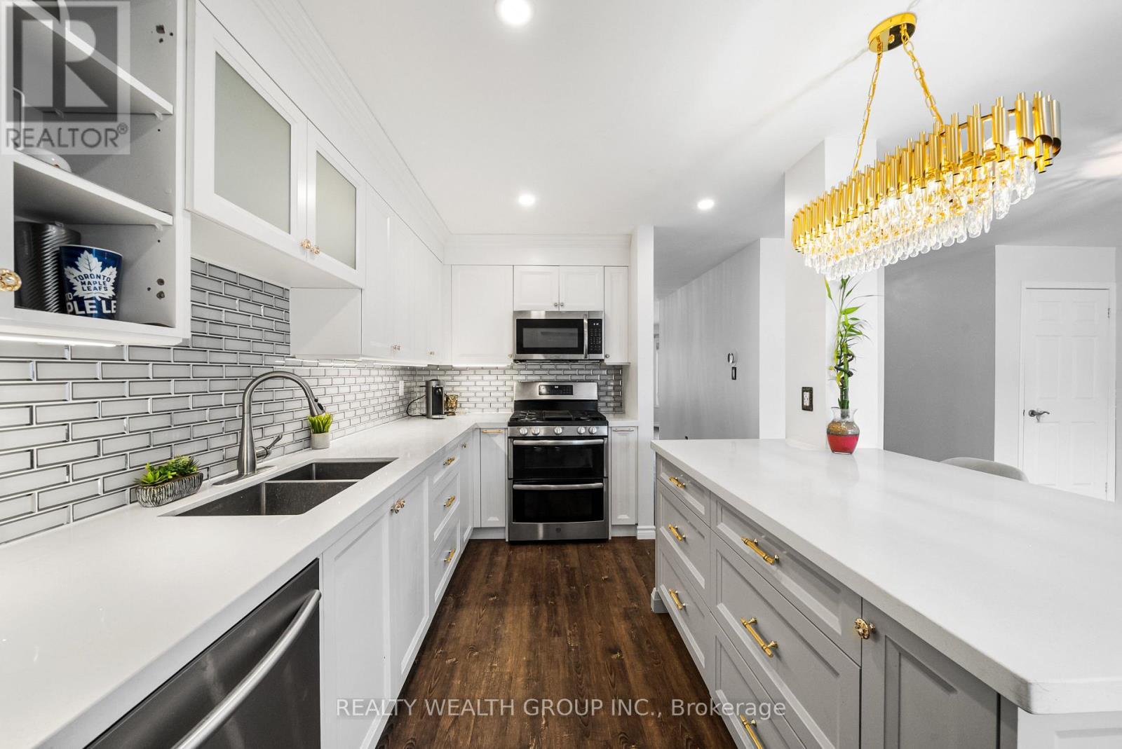 34 Castle Park Boulevard, Vaughan, ON - Indoor Photo Showing Kitchen With Double Sink With Upgraded Kitchen