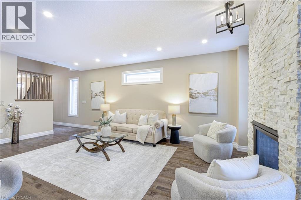 941 Pioneer Grove Court, Kitchener, ON - Indoor Photo Showing Living Room