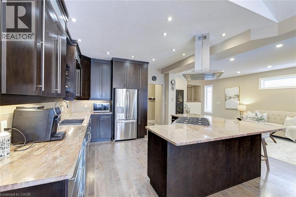 941 Pioneer Grove Court, Kitchener, ON - Indoor Photo Showing Kitchen With Upgraded Kitchen