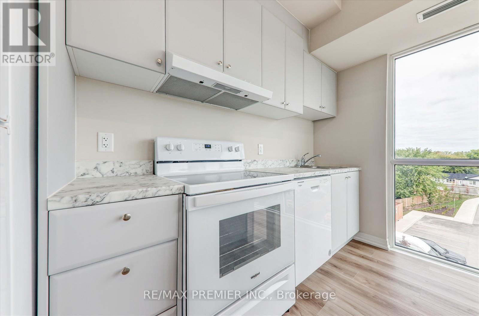 Lp-17 - 50 Herrick Avenue, St. Catharines, ON - Indoor