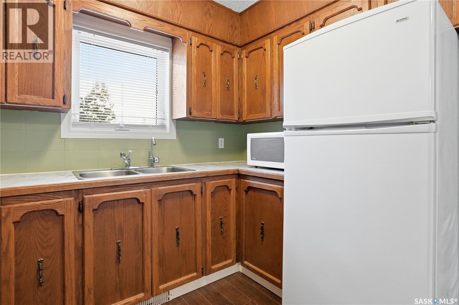 1121 Garry Street, Regina, SK - Indoor Photo Showing Kitchen With Double Sink