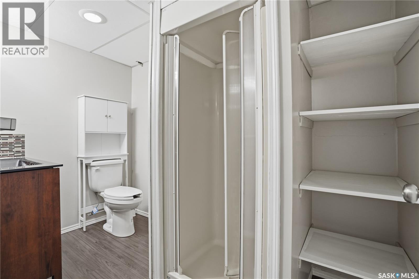 1121 Garry Street, Regina, SK - Indoor Photo Showing Bathroom