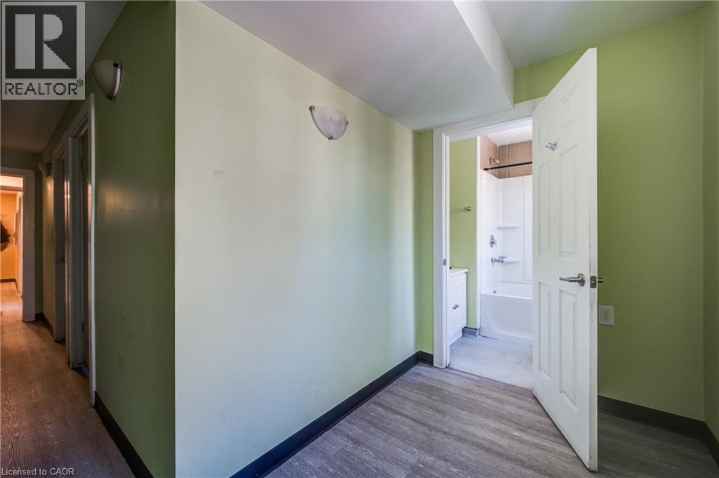 5 Front Street, London, ON - Indoor Photo Showing Other Room