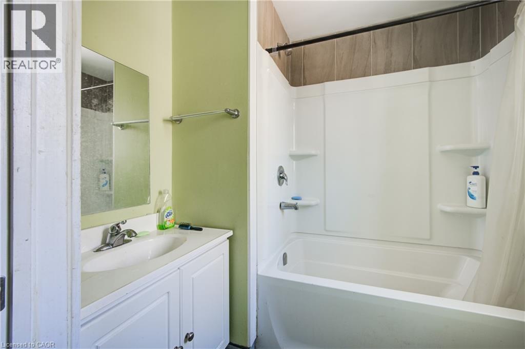 5 Front Street, London, ON - Indoor Photo Showing Bathroom