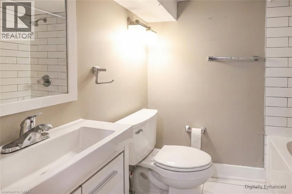 27 Ashley Street, Hamilton, ON - Indoor Photo Showing Bathroom