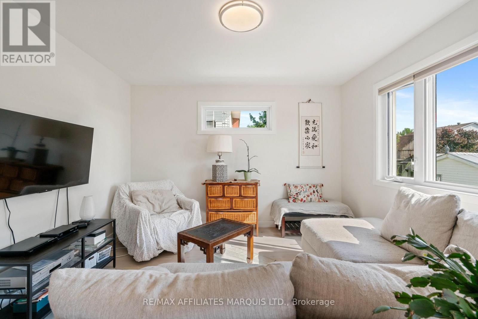 106 Bishop Street S, North Glengarry, ON - Indoor Photo Showing Living Room