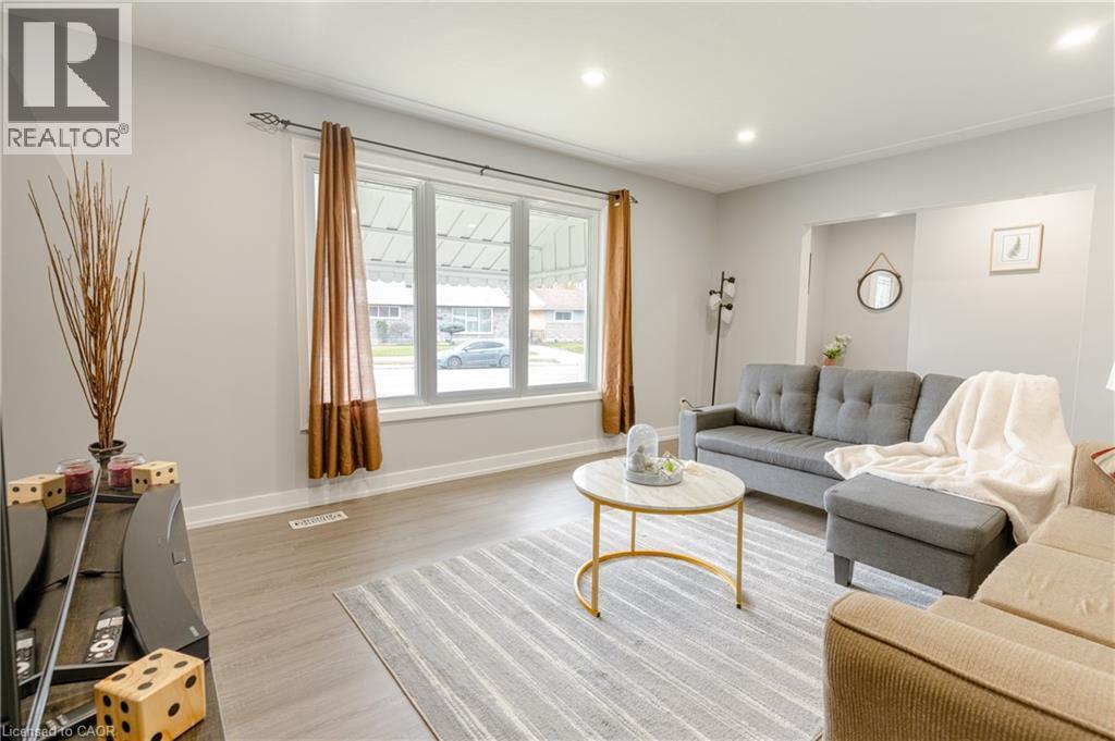 280 Wilson Avenue, Kitchener, ON - Indoor Photo Showing Living Room