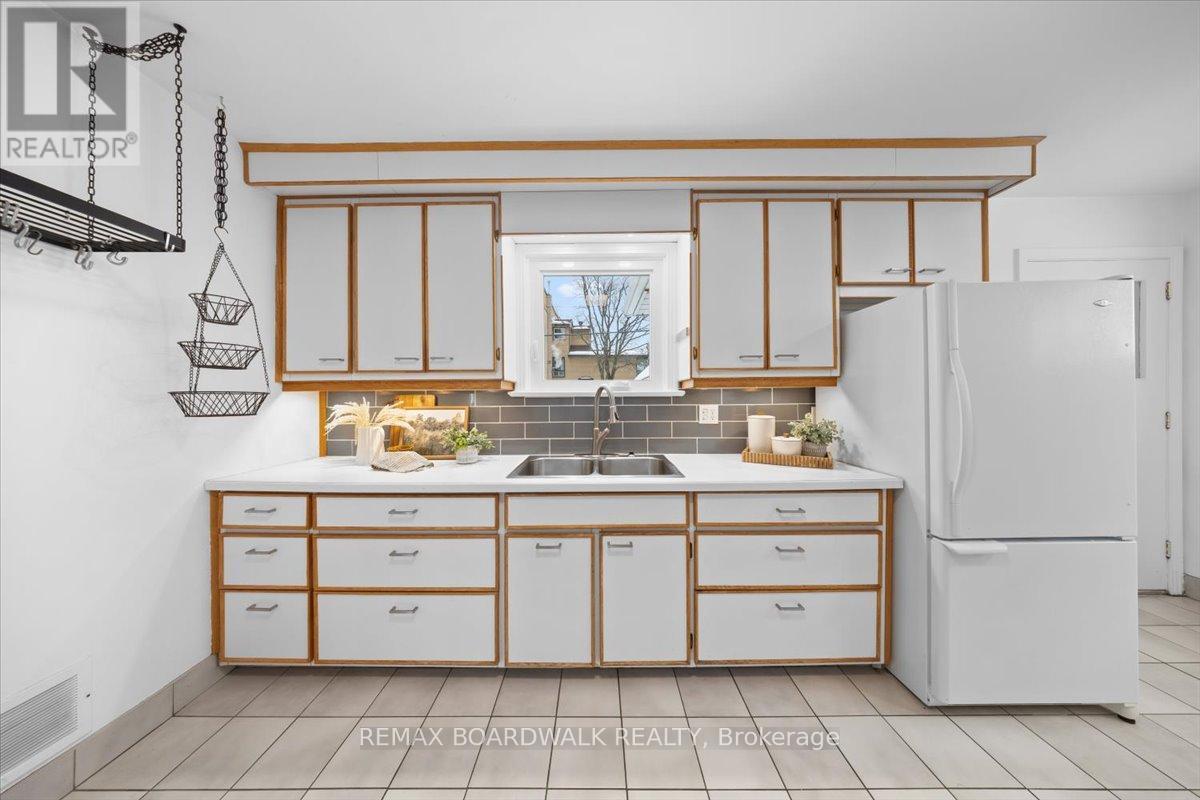 1446 Woodward Avenue, Ottawa, ON - Indoor Photo Showing Kitchen With Double Sink