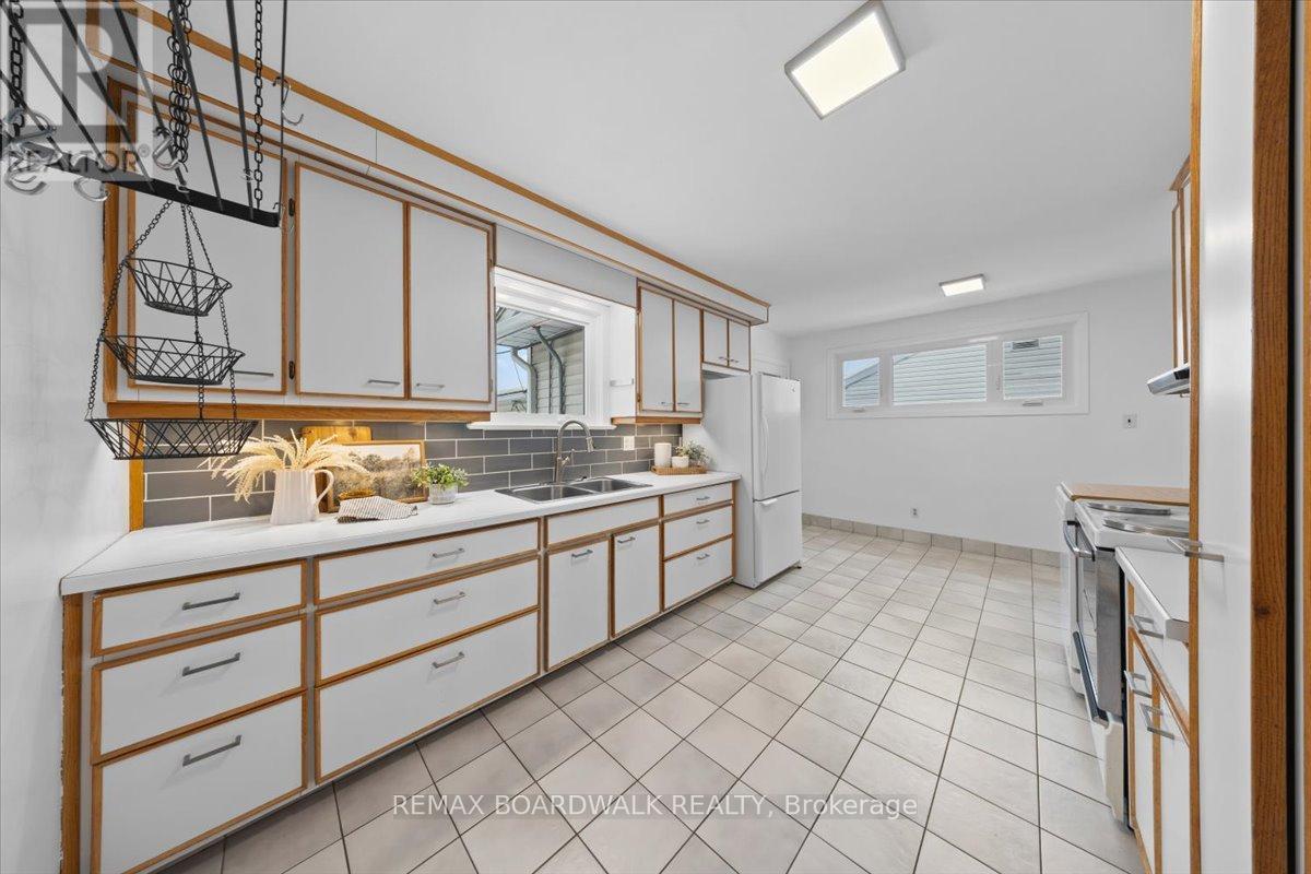 1446 Woodward Avenue, Ottawa, ON - Indoor Photo Showing Kitchen With Double Sink