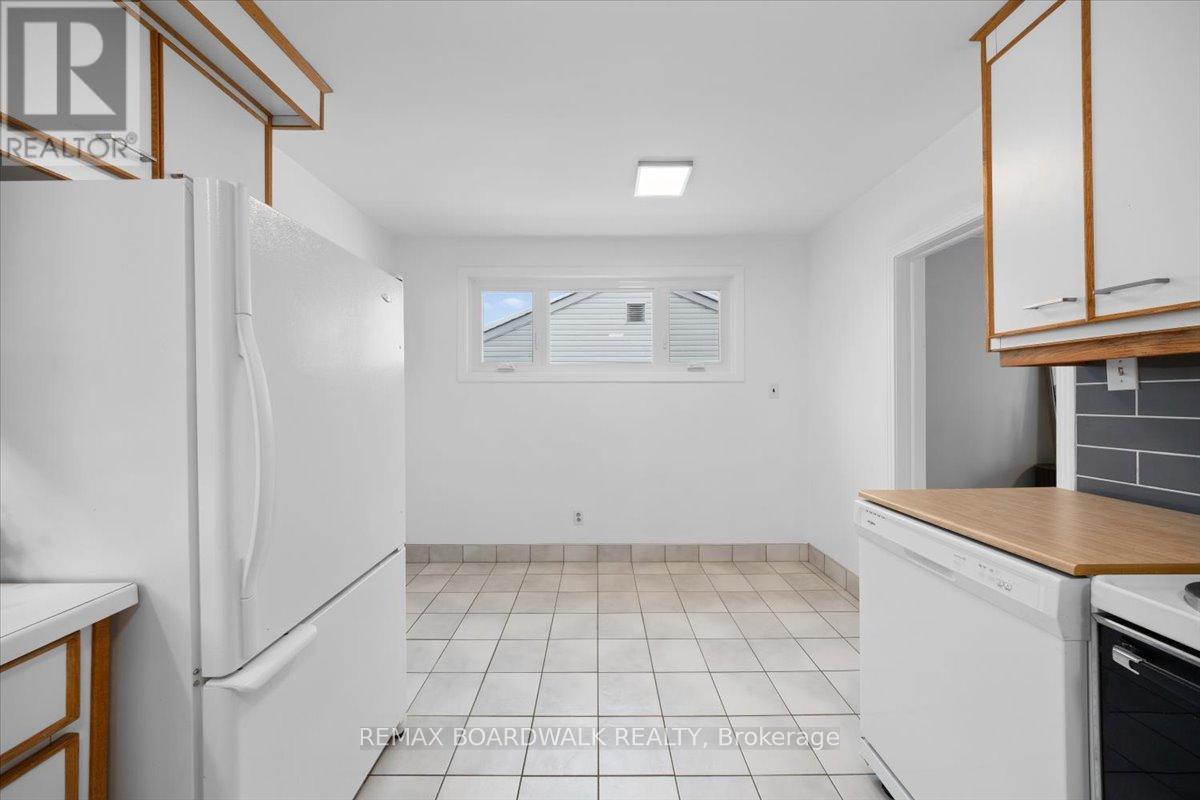 1446 Woodward Avenue, Ottawa, ON - Indoor Photo Showing Kitchen