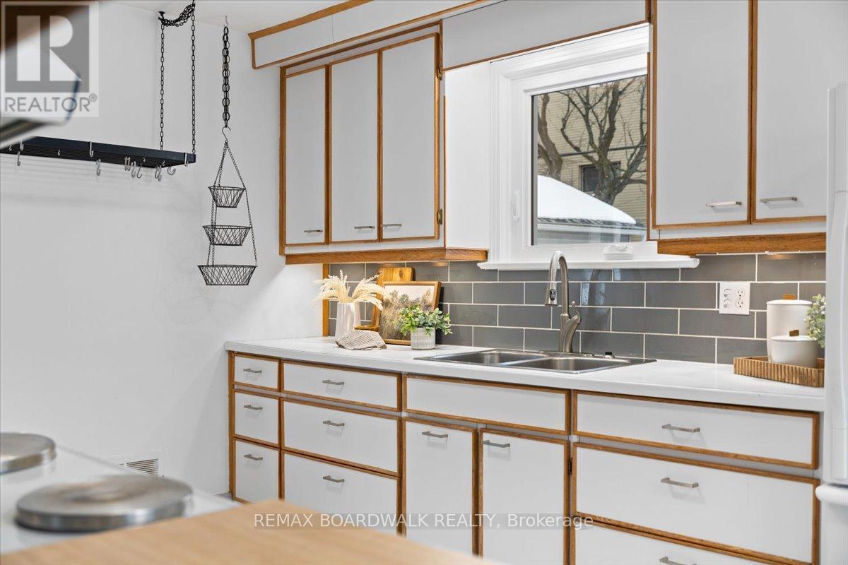 1446 Woodward Avenue, Ottawa, ON - Indoor Photo Showing Kitchen With Double Sink