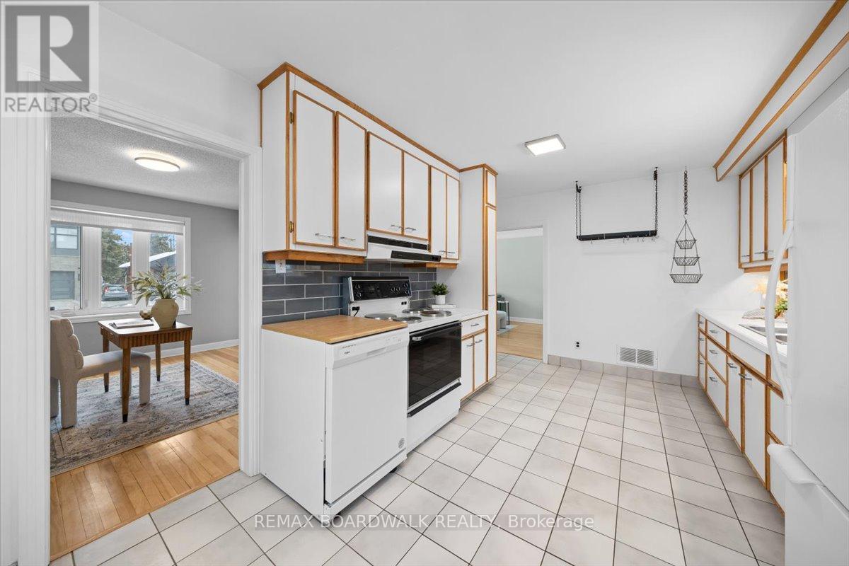 1446 Woodward Avenue, Ottawa, ON - Indoor Photo Showing Kitchen