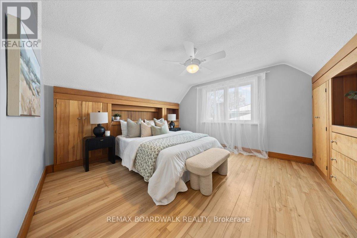 1446 Woodward Avenue, Ottawa, ON - Indoor Photo Showing Bedroom