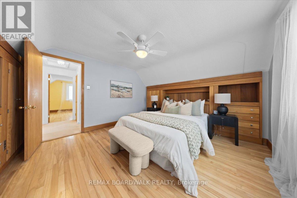 1446 Woodward Avenue, Ottawa, ON - Indoor Photo Showing Bedroom