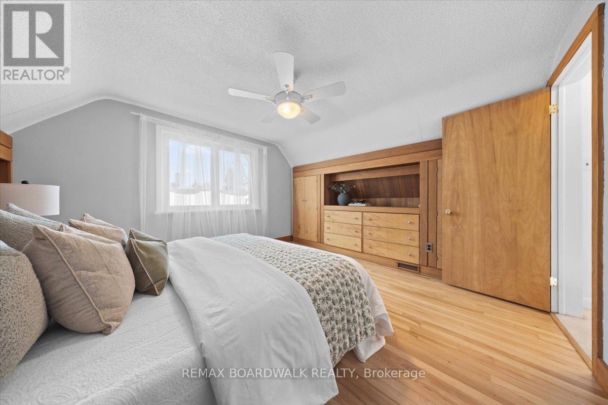 1446 Woodward Avenue, Ottawa, ON - Indoor Photo Showing Bedroom