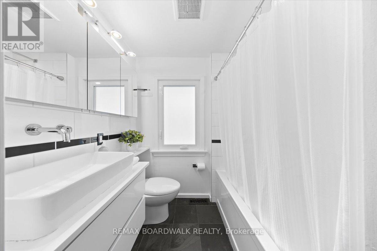 1446 Woodward Avenue, Ottawa, ON - Indoor Photo Showing Bathroom