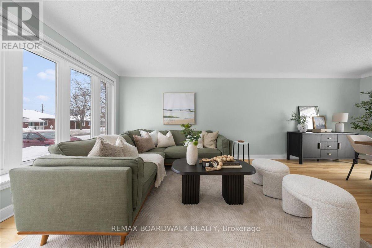 1446 Woodward Avenue, Ottawa, ON - Indoor Photo Showing Living Room