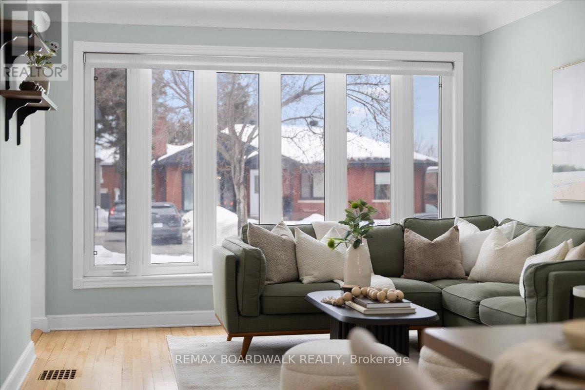 1446 Woodward Avenue, Ottawa, ON - Indoor Photo Showing Living Room