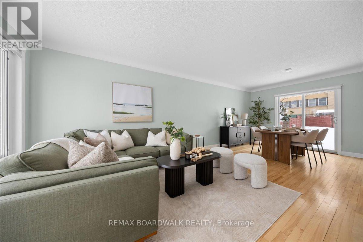 1446 Woodward Avenue, Ottawa, ON - Indoor Photo Showing Living Room