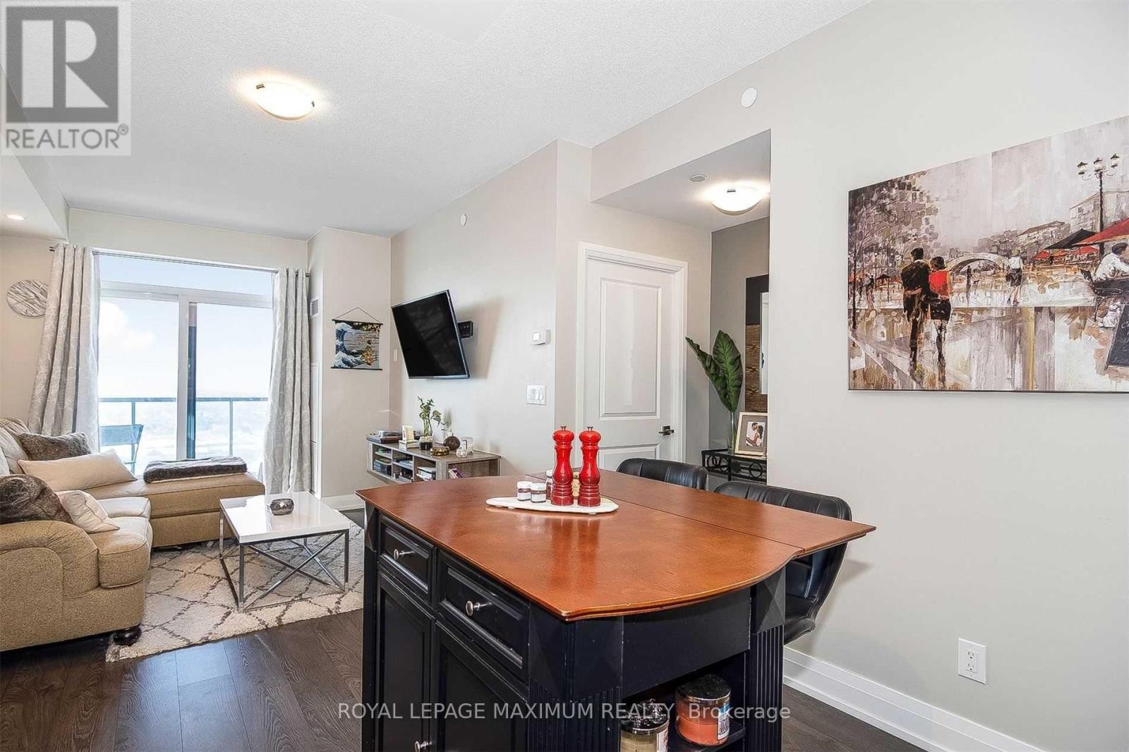 2007 - 3700 Highway 7 Road, Vaughan, ON - Indoor Photo Showing Living Room