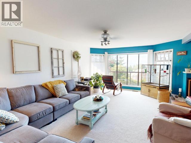 4739 Harvie Ave, Powell River, BC - Indoor Photo Showing Living Room