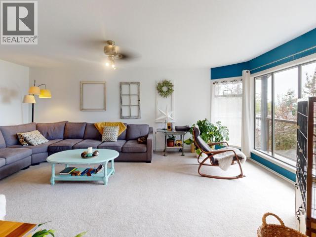4739 Harvie Ave, Powell River, BC - Indoor Photo Showing Living Room