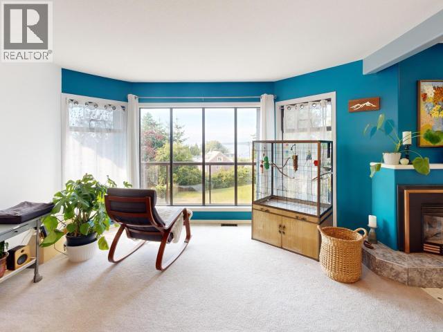 4739 Harvie Ave, Powell River, BC - Indoor With Fireplace