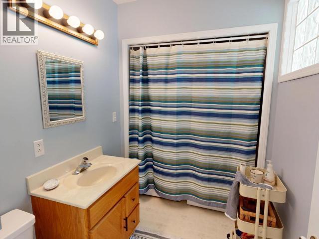 4739 Harvie Ave, Powell River, BC - Indoor Photo Showing Bathroom