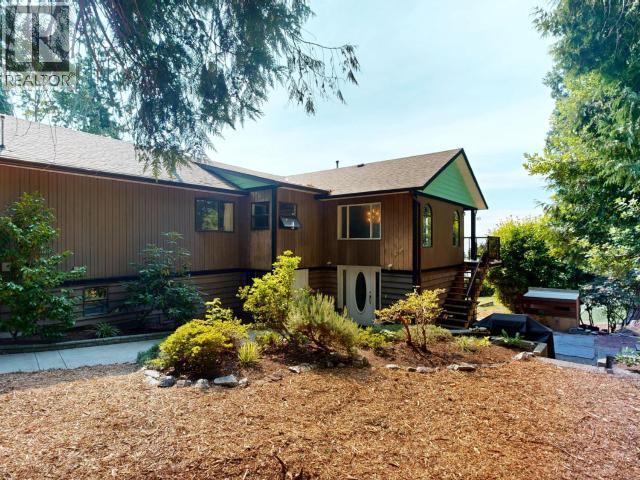 4739 Harvie Ave, Powell River, BC - Outdoor With Deck Patio Veranda